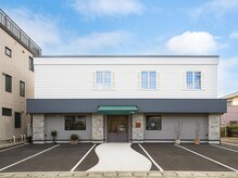 カルフール(Carre four)の雰囲気（店舗前無料駐車場5台分ご用意。自転車もバイクも駐車場に！）