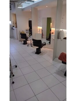 ラミューズ(la muse)の写真/広々とした店内は日常を忘れてゆったり過ごせる空間♪完全マンツーマンで身体が疲れないシャンプー台も◎