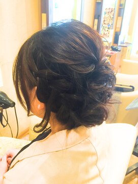 ヴィサージュロカ(VISAGE Loca) ロングのサイド編み込みナチュラルなまとめ髪