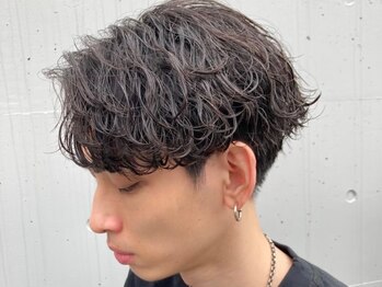 ラヴィズムバイフィフス 大宮店(LUVISM by fifth)の写真/センターパート×波巻きスパイラルパーマのデザインで、第一印象を爽やかに◎[大宮/波巻きパーマ/メンズ]