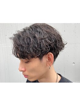 センターパート×波巻きスパイラルパーマのデザインで、第一印象を爽やかに◎[新潟/波巻きパーマ/メンズ]