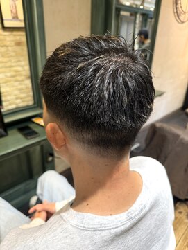 ソフトクロップフェードカットツーブロ刈り上げメンズカット