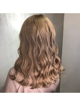 ルッソ チアロ(Lusso chiaro) ブラウンベージュ　波巻きロング/30代40代50代