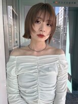 ユヌ(Une) kotaro タッセルボブとレイヤーとブロンドベージュ