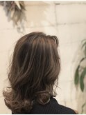 【グレージュ系ハイライト】スタイリングが楽しくなるヘアカラー