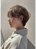 王道耳掛けショート　ベージュカラー