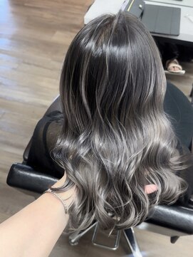 ヴィフ 大船(VIF) バレイヤージュケアブリーチダブルカラー切りっぱなしボブ外ハネ