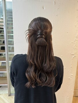 ラッド(Rad) タイト×ふんわりのハーフアップ