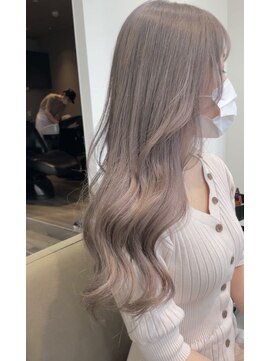 キュエム(Cuem) 【Cuem春日】ホワイトミルクティー　ハイトーンカラー　シルバー