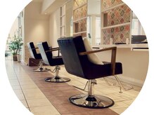 ◆ 施術中も安心◆ キッズスペースにはDVDを完備♪ お子様も退屈せず過ごせます♪ ［無料］専用駐車場7台有