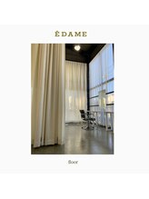 「外の倉庫のような見た目」とはだいぶ違うイメージの【EDAMEの内装】をご紹介♪