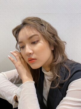 ナビバイケンジ(NaVI by KENJE) ブリーチ必須のベージュカラー！