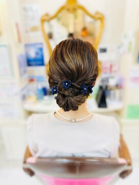 美容室 ティンカーベル シニヨンヘア