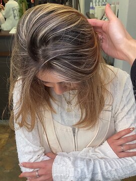 ノラ ウメダ(NORA UMEDA) 【NORA UMEDA 高木】根元まで綺麗な地毛ハイライトカラー