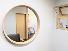 手と髪の雰囲気（お気に入りのまるい鏡○）