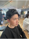 ワイルドな毛流れアップバングヘア 黒髪ショートツーブロック