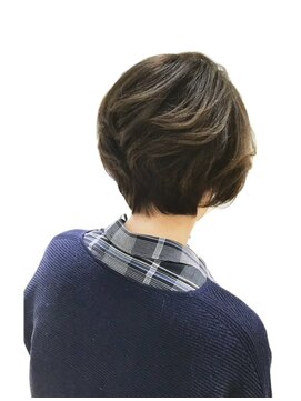 アルム(arum) ふんわり立体感のショートボブ　/横浜/元町/白髪ぼかし/半個室