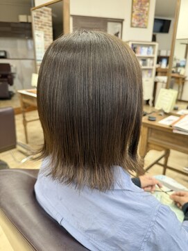 トップスタイル リッチ 抜け感と軽やかさを楽しむ外ハネスタイル