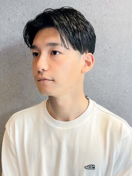 フジヤマバーバーショップ アジト(FUJIYAMA BARBER SHOP ajito) センターパート刈り上げ【田中美旺】b717