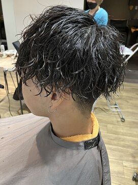 エヌプラス(N+) 刈り上げセンターパートサーフカールブルーブラッフェザーパーマ