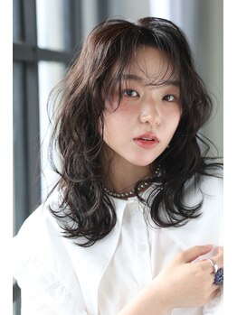 シェール(cher)の写真/韓国クルムパーマも◎コテで巻いたようなふんわりと柔らかい仕上がりが◎ダメージレスなエアウェーブが人気