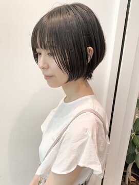 ステア ケース(stair case) 大人かわいい黒髪ショートボブ耳かけ前下がり