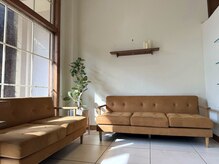 アフェクション 大曽根店の雰囲気（ゆっくりくつろげる空間。天井は高く広々とした待合）