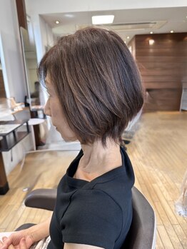 タイト＆ボリュームの調整でどんな顔型もキレイなたまご型に見えるように導き、小顔に見せるショートへ◎