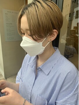 ヘアー アイス ルーチェ(HAIR ICI LUCE) 担当西田 ベージュ ブロンド ハンサムショート 刈り上げ