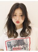大人かわいい韓国風インナーカラーくびれ外ハネパーマミディアム