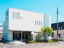 エイト(EIGHT)の雰囲気（外観にはお店の名前が大きく入っています【小山市美容室】）