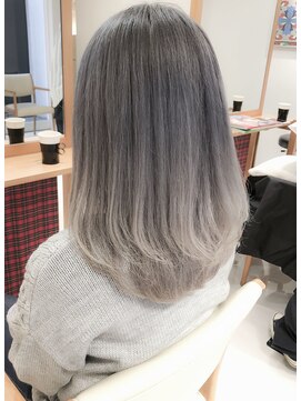 デイズ(days) 根元暗髪グレーから毛先ホワイトグレーの美グラデ