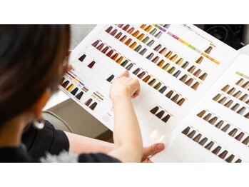 ナーズ(NARS)の写真/【白髪を『隠す』から、艶を『まとう』へ。】透明感と極上ツヤで叶える大人の洗練カラーをご提供◎