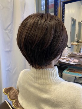 エルモ(ELMO) 落ち着きあるラベンダーカラーと収まるショートボブ