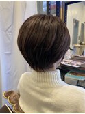 落ち着きあるラベンダーカラーと収まるショートボブ