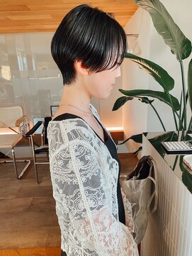 サーリー(SURLY) ショートヘアーセンターパート前下がりくびれショートもみれ毛
