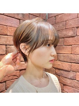 シシ 大宮(She 2.) 耳掛けショートボブ/襟足束感ショート/アッシュベージュ