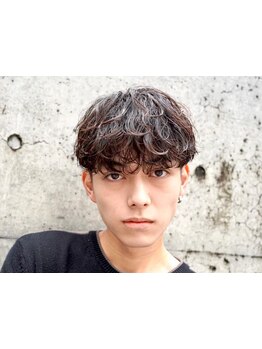 《ショートヘア×波巻きスパイラルパーマのデザインが◎》清潔感のあるスタイルで、ビジネスシーンでも◎