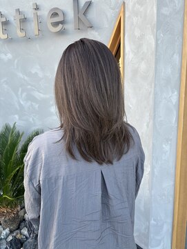 モティーク(mottiek) レイヤーカット×アッシュカラー