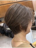 ショートヘアには明るく白髪を染めるニュースタンダード