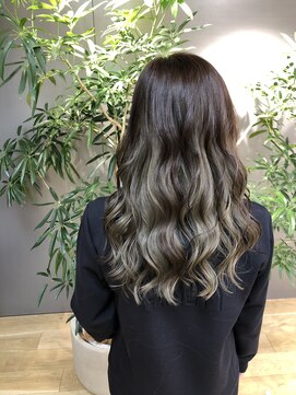 アパルトメント ジェシカ(l'appartement de Jessica) インナーカラーブリーチスタイル