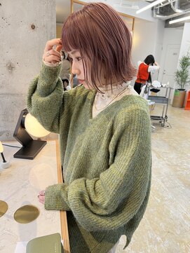 ユー(yew) ピンクベージュの切りっぱなしボブ