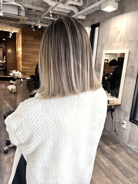 ハグ 横浜(HUG) ブロンドバレイヤージュ＊切りっぱなしボブ