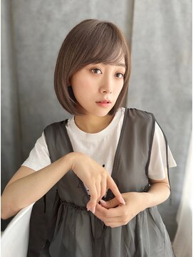 「白髪を自然に魅せる艶カラーミディ」**