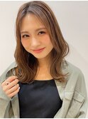 センターパート外ハネくびれミディアム
