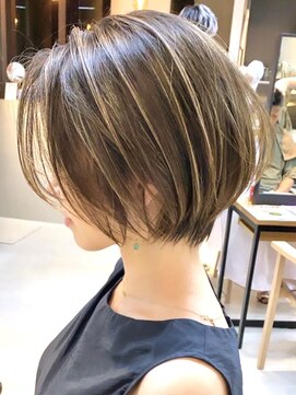 ラフ 新宿(Laff) 新宿 大人可愛い 20代30代40代 丸みショートボブ ハイライト