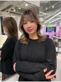 グレージュ　ブリーチカラー　くびれ巻き　ミディアムヘア