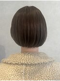 オリーブベージュのショートボブスタイル