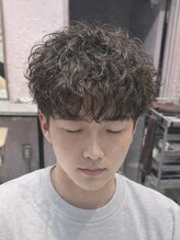 フッタ(Futta)&nbsp;新宿メンズ縦落ちニュアンスパーマ×フェードカット