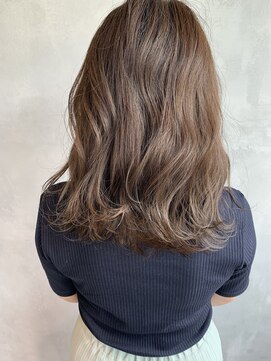 キチ(kichi.) [kichi.] カーキベージュ×ウェーブセミディ